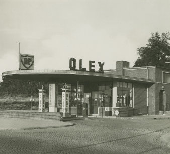 Schwarz-Weiß-Foto einer alten Tankstelle