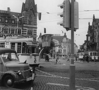 Schwarz-weiß Foto, auf dem ein Auto, eine Straßenbahn und die Verkehrskanzel "Angerturm" zu sehen sind
