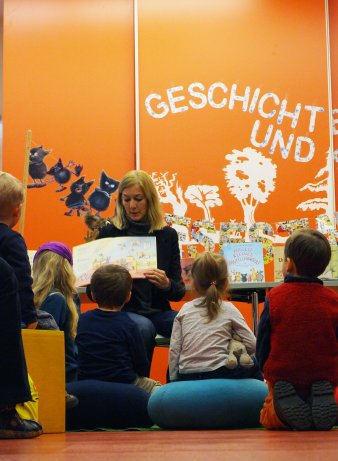 Foto: "Vorlesen und Zuhören fördern das Miteinander", sagt Christina Klauke von der Arbeitsstelle Bibliothekspädagogik © Stadtverwaltung Erfurt Frau liest Kindern vor.