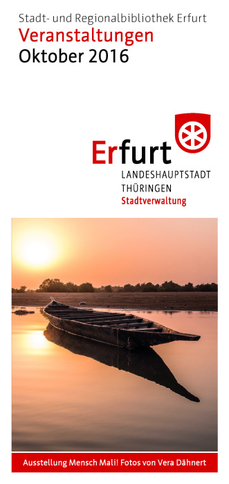 Titelbild des Veranstaltungskalenders der Stadt- und Regionalbibliothek Erfurt Puppentheater, verkleidete Frau mit Hörnern spricht mit Handpuppe