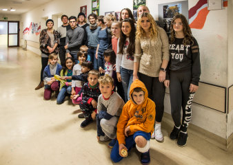Foto: Ausstellungseröffnung des Talent-Campus "Stadt und Identität" 2015 © Stadtverwaltung Erfurt/Grit Kästner Gruppe von Kinder und Jugendlichen stehend und sitzend