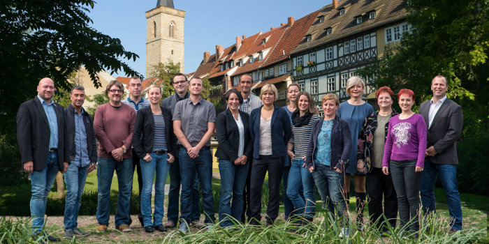 Foto: Team der Volkshochschule Erfurt © Stadtverwaltung Erfurt Das Team der Volkshochschule Erfurt. Im Hintergrund ist die Erfurter Krämerbrücke abgebildet.