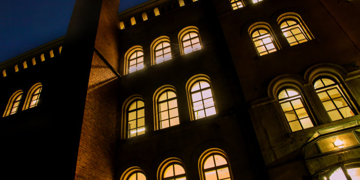 Das beleuchtete Gebäude der Volkshochschule Erfurt bei Nacht.