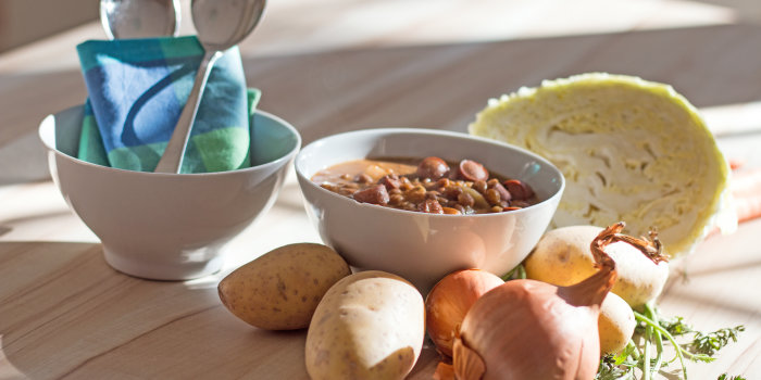 Foto: Ayurvedisch kochen © Stadtverwaltung Erfurt/Grit Kästner Zwei kleine weiße Schüsseln auf hellem Küchentisch.