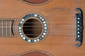 Foto: Gitarre spielen – spielend lernen © Stadtverwaltung Erfurt / Grit Kästner Schallloch und Deckel einer Gitarre