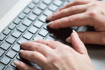Foto: Tastschreiben © Stadtverwaltung Erfurt / Grit Kästner Tastatur eines PCs. Darüber zwei Hände in der Grundhaltung zum Tastschreiben.