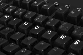 Foto: VHS-Kurs: Microsoft Windows für Einsteiger © Stadtverwaltung Erfurt/Grit Kästner Eine liegende schwarze PC-Tastatur mit dem Buchstabenaufdruck: WINDOWS.