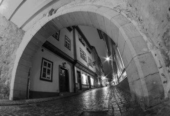 Foto: Die schönsten Portale in Erfurt und ihre Steinmetzzeichen © Stadtverwaltung Erfurt / Grit Kästner Torbogen zum östlichen Zugang der Krämerbrücke an der Agidienkirche. Bildaufnahme in Schwarzweiß