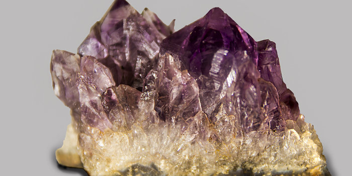 Foto: Minerale und Gesteine © Stadtverwaltung Erfurt/Grit Kästner Fotografie eines Amethyst.