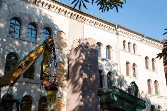 Foto: Volkshochschule Erfurt 2018 im Umbau © Stadtverwaltung Erfurt/Grit Kästner An der Fassade des Gebäudes Schottenstraße 7 wird der Schornstein entfernt.