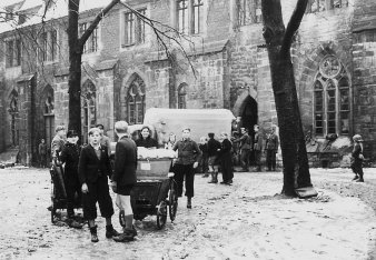 Stadtarchiv Erfurt: Foto zeigt die Evakuierung des Predigerklosters 1944