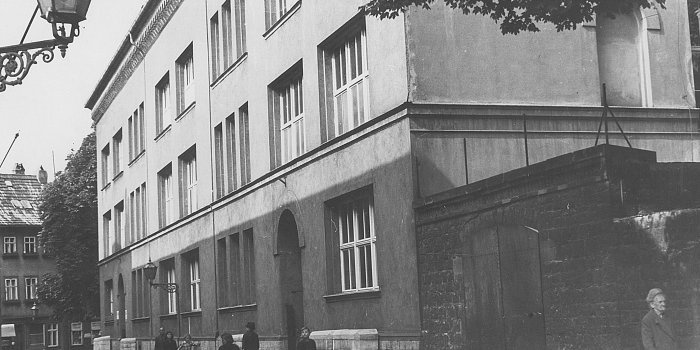 Blick durch die Schottenstraße im Jahr 1944
