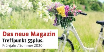Das Titelbild der Broschüre Treffpunkt 55plus. zeigt ein weißes Fahrrad auf Blumenwiese. 