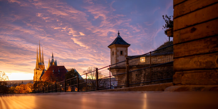 Im Eingangsportal des Petersberg Erfurt zur blauen Stunde am Morgen mit Blick zum Erfurter Dom und Severi.