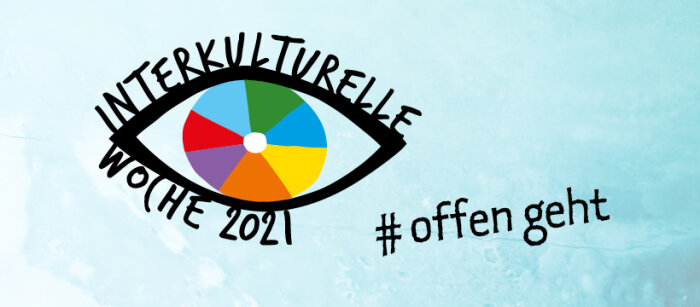 Text Interkulturelle Woche 2021, buntes Auge mit blauem Hintergrund, Motto: #offen geht