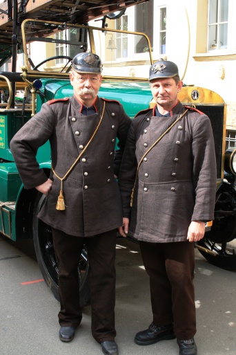 Zwei Feuerwehrmänner in historischen Uniformen
