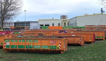 Mehrere Grüncontainer auf dem Betriebshof warten auf ihren Einsatz.