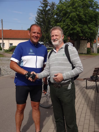 Der Stadtradelbotschafter wird an der Erfurter Stadtgrenze in Wallichen durch Stadtradel-Koordinator Ralf Birkemeyer herzlich verabschiedet.