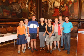 Gruppenbild des Stadtradel-Botschafters mit Beigeordneter Kathrin Hoyer und Abordnung ADFC im Rathaus-Festsaal.