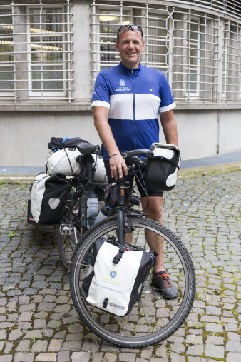 Stadtradel-Botschafter Rainer Fumpfei präsentiert sich mit Fahrrad im blauen Sportdress vor dem Erfurter Rathaus