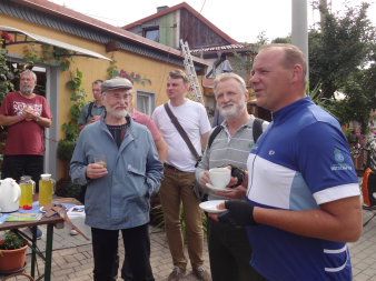 Bei seiner Fahrt nach Weimar wird der Stadtradelbotschafter durch den Ortsbürgermeister von Wallichen mit Getränken begrüßt. Angeregte Gespräche aller Teilnehmer.