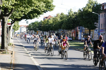 Viele Radbegeisterte fahren aus Anlass des Stadtradelns und der Europäischen Mobilitätswoche durch die Magdeburger Allee.