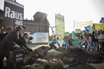 Foto: Klima-Aktionstag © Dirk Mathesius Menschen symbolisieren den Übergang von Kohle und Atom zur Energiewende