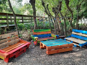 Sitzmöbel aus bunten Holzpaletten