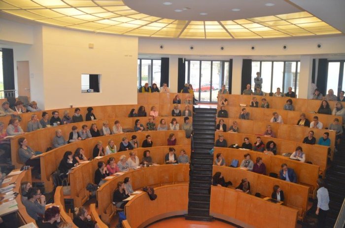 Auditorium Helios 2016 Das Bild zeigt das mit Menschen gefüllte Auditorium des Helios Klinikum zum 7. Fachtag der Frühen Hilfen im Jahr 2016