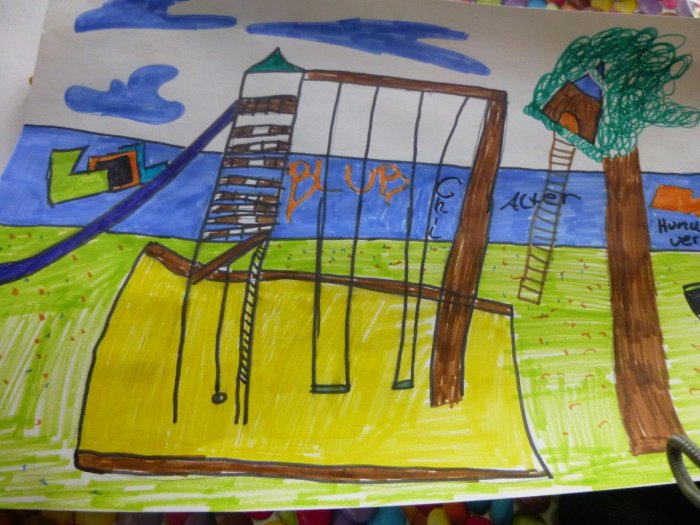 Freizeitzentrum Lindenweg von Kindern hangemalte Spielplatz an der Wand des Freizeitzentrums Linndenweg in Erfurt