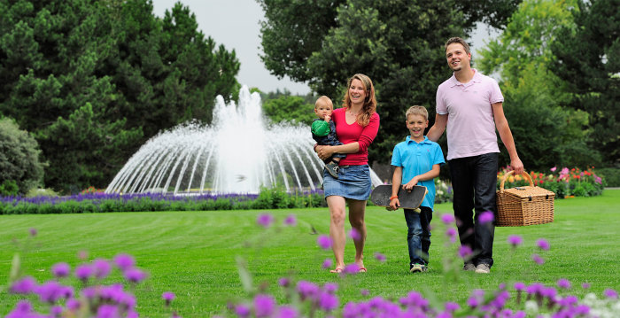 Foto: Familie im Egapark Erfurt © Barbara Neumann Familie läuft gemeinsam über Rasen im Park.
