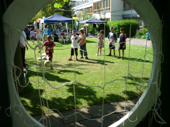 Das Bild zeigt Kinder beim Fußballspielen im Gartengelände des Family Clubs in Erfurt