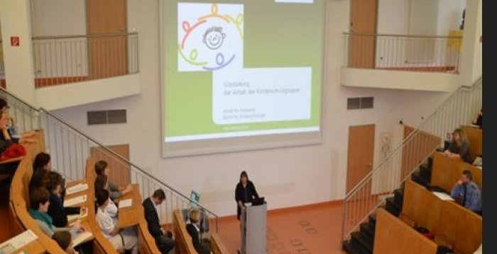 Ein Referent spricht zum Fachtag des Netzwerkes "Frühe Hilfen/Kinderschutz Erfurt" im auditotium des Helios Klinikums in Erfurt vor über 160 Teilnehmern