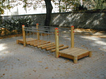 Wackelbrücke aus Holz