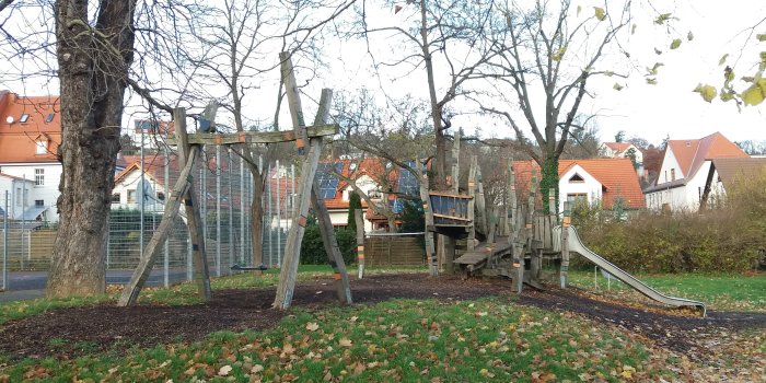 Foto: Spiel- und Bolzplatz Am Bache: Kombi-Spielanlage mit Rutsche und Schaukel © Stadtverwaltung Erfurt Schaukel und Kletterturm aus Holz mit Rutsche und Reck