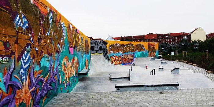 verschiedene Skateelemente an einer Graffiti Wand