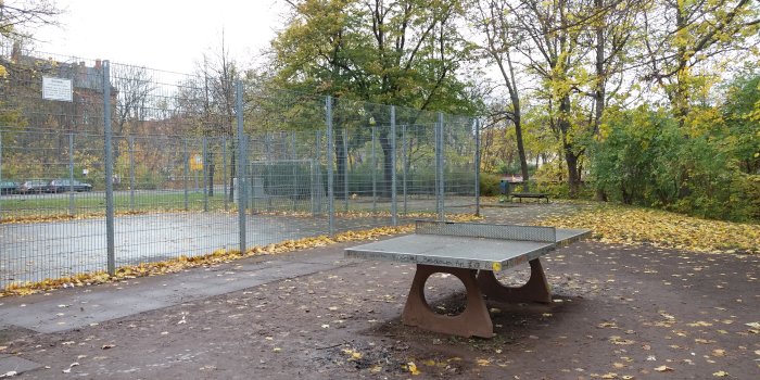 Foto: Spiel- und Bolzplatz Schlüterstraße: Bolzplatz und Tischtennisplatte © Stadtverwaltung Erfurt eingezäunter Bolzplatz und Tischtennisplatte aus Beton