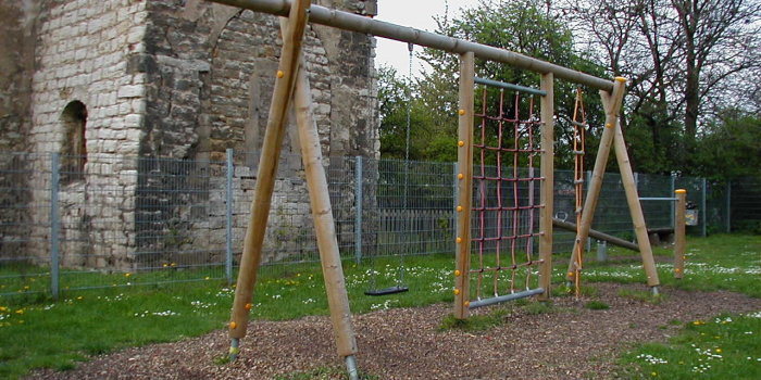 Foto: Spielplatz Am Pfingstbach: Kletterkombination © Stadtverwaltung Erfurt An Querbalken hängende Klettermöglichkeiten