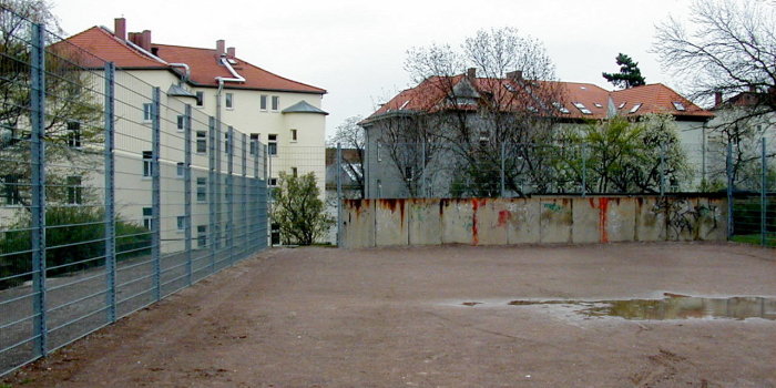 Foto: Spiel- und Bolzplatz Blumenstraße: Bolzplatz © Stadtverwaltung Erfurt eingezäunter Bolzplatz