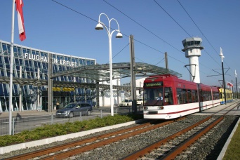 Es ist der Flughafen Bindersleben dargestellt, sowie eine Stadtbahn, die zur Erschließung dient.