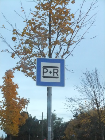 Foto, dargestellt ist das Hinweisschild P+R