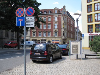 Das Bild zeigt eine Ladezone vor einem Hotel in der Erfurter Innenstadt.