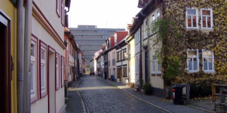 Es handelt sich um ein Foto der Glockengasse.
