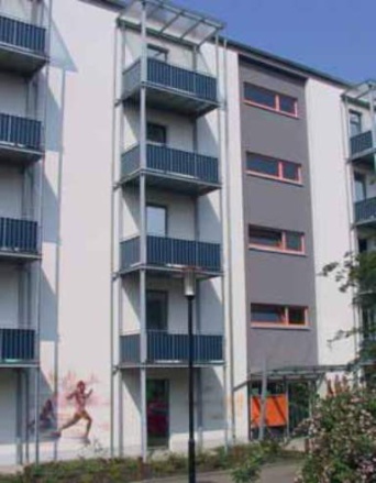 Friedrich-Ebert-Straße 61, Blick auf den Hauseingang eines 5-Geschossers mit angebauten Balkonen