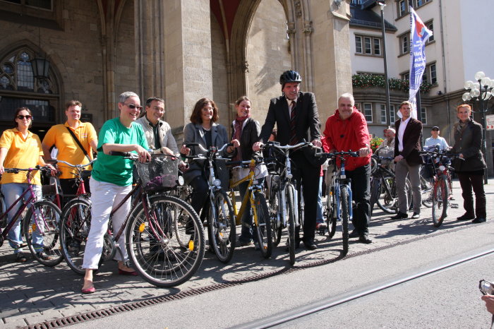 Stadtradeln – Erfurt fährt Rad Oberbürgermeister Andreas Bausewein, Vertreter des Erfurter Stadtrates und Mitarbeiter der Stadtverwaltung stehen mit ihren Fahrrädern vor dem Rathaus.