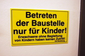 Schild mit der Aufschrift "Betreten der Baustelle nur für Kinder!"