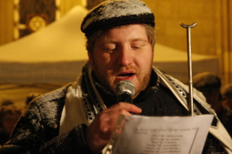 Der Rabbiner spricht ein Gebet ins Mikrofon.