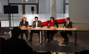 Podium mit vier Personen bei der Vorstellung des Imagefilms.