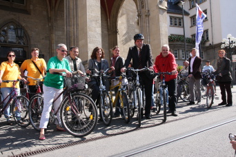 Stadtradeln - Erfurt fährt Rad Oberbürgermeister Andreas Bausewein, Vertreter des Erfurter Stadtrates und Mitarbeiter der Stadtverwaltung stehen mit ihren Fahrrädern vor dem Rathaus.