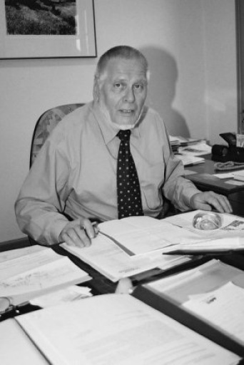 Joachim Kaiser am Schreibtisch